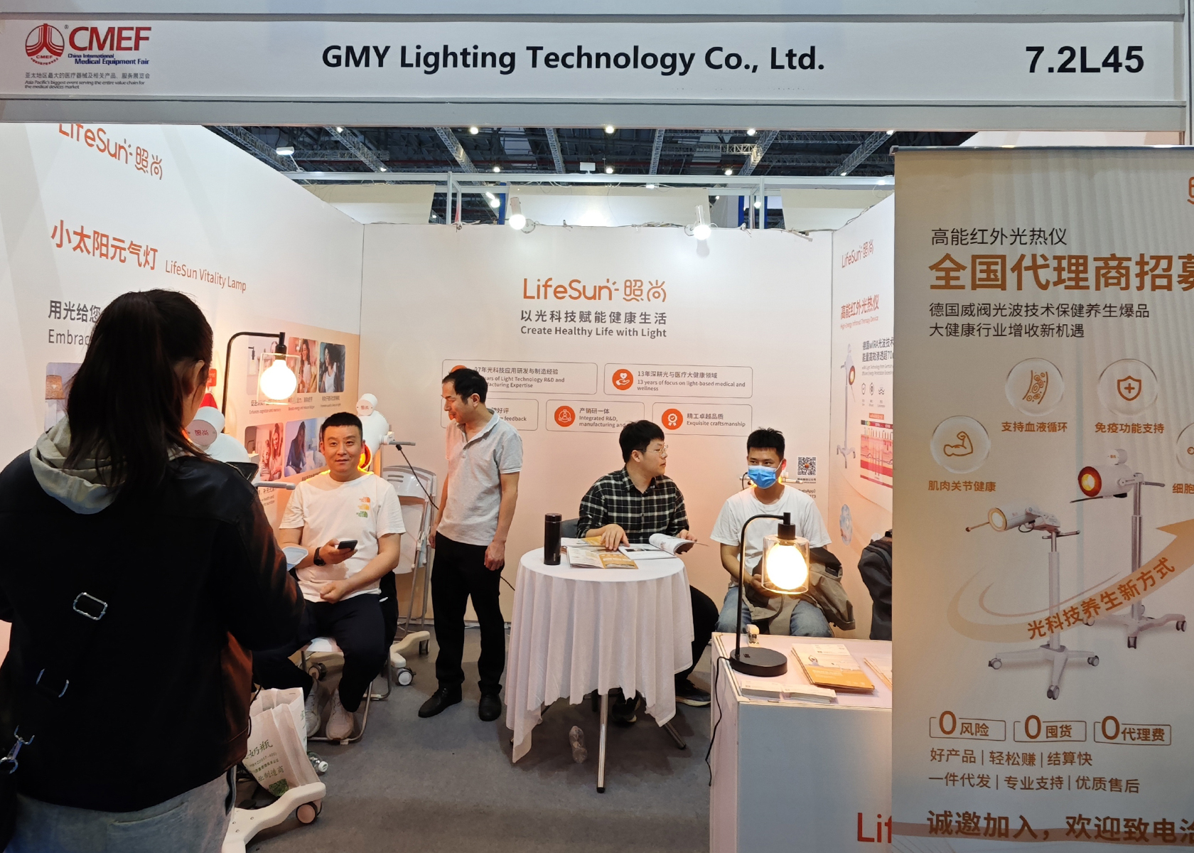 attracting numerous professional visitors for consultations and generating dynamic on-site exchanges.