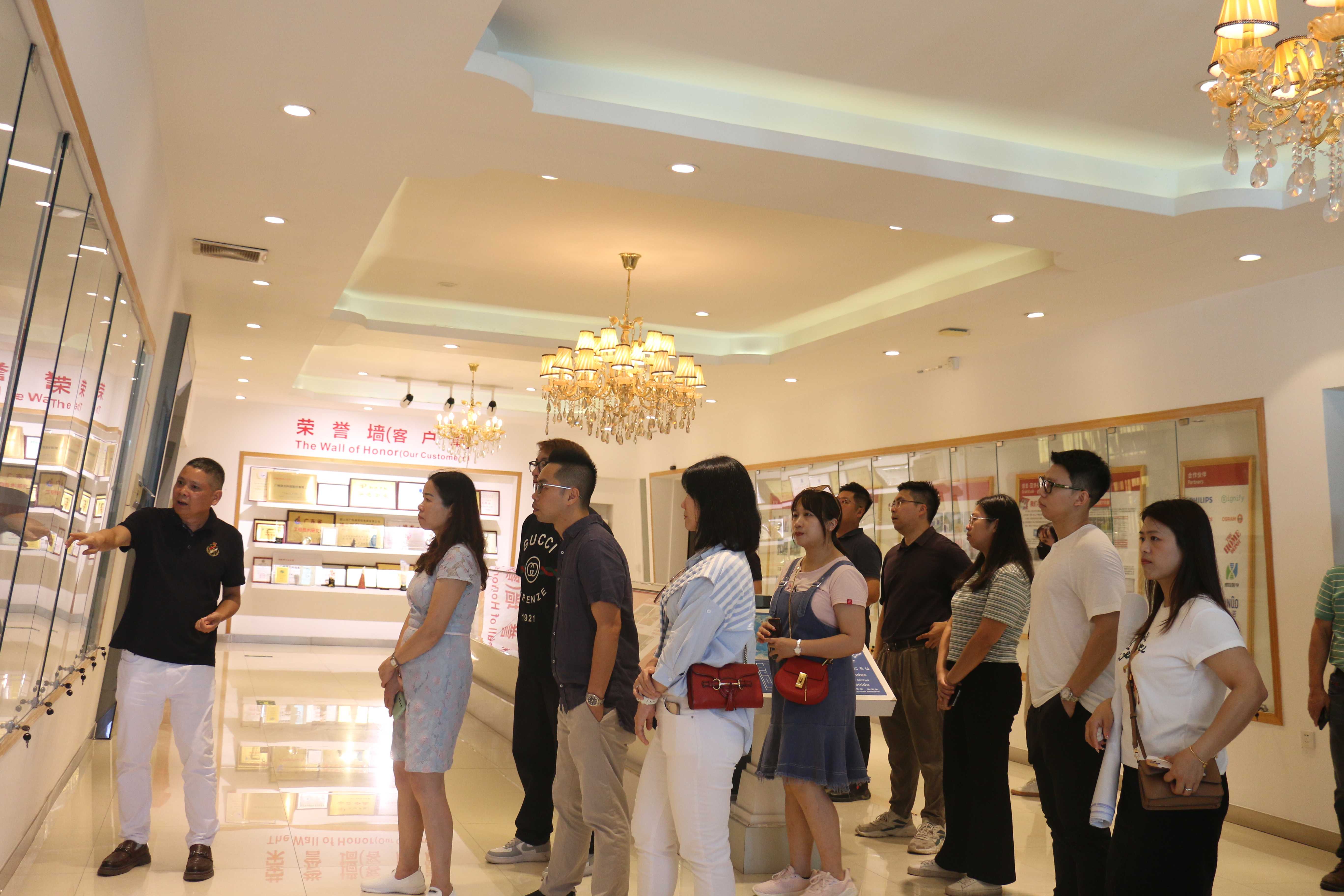 Vice President Yang Huazhang led the study team of the City International Students Association to visit the exhibition hall of Guangmingyuan Company
