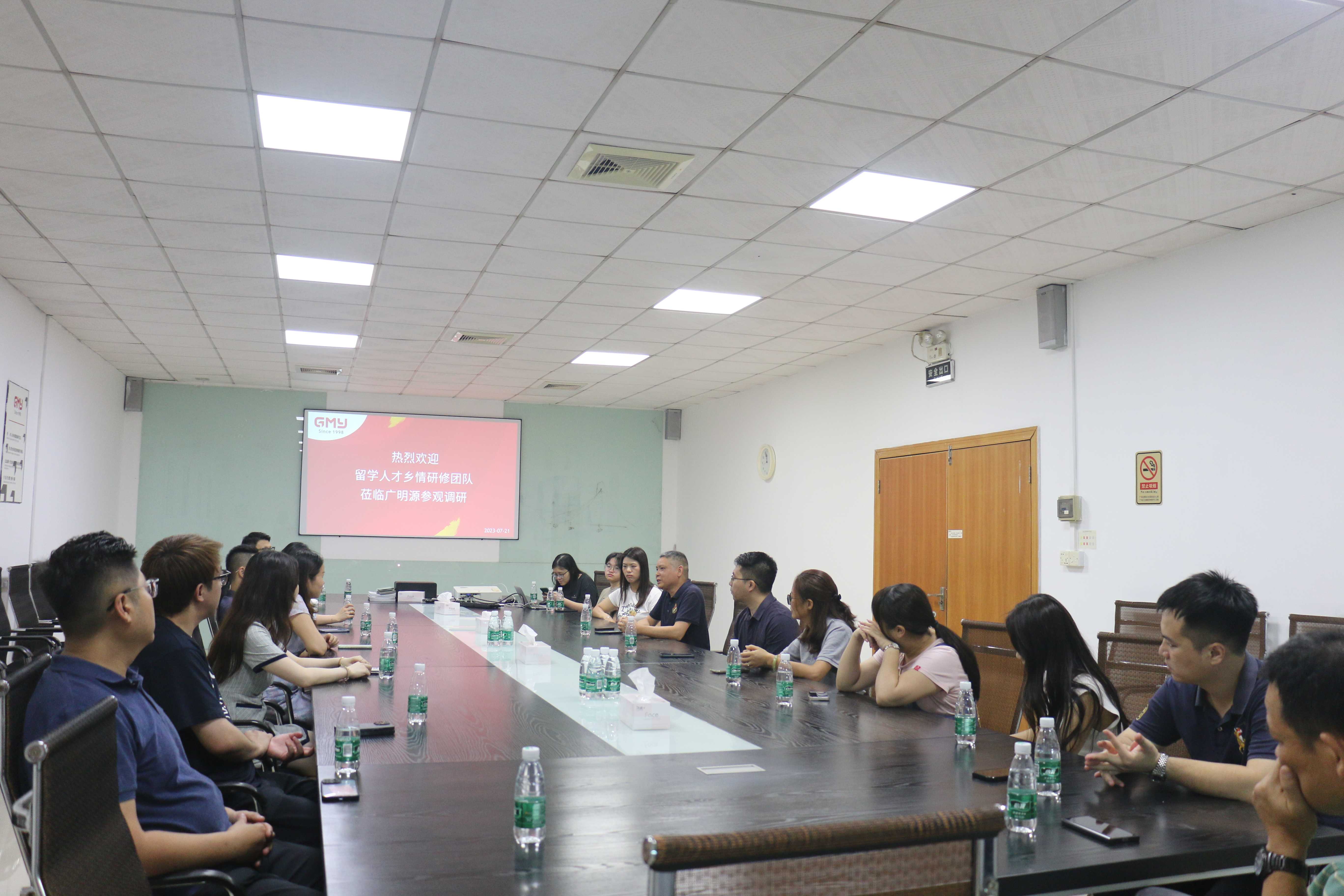 Members of the study team of the Municipal International Students Association had an active exchange and interaction with Vice President Yang Huazhang
